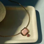 Choker de Canutilho com Detalhes de Metal Assimétrico e Pedras Resinadas Nas Cores Pele Rosada e Marrom