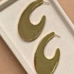 Brinco Meia Lua Dourado 18K Volume Leve em Eletroformação