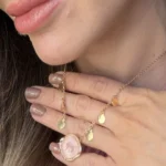 Colar de elos com Pingente de Pedra Resinada Rosa Translúcida e Medalinhas