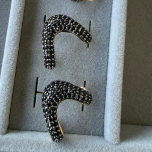 Brinco Dourado Cravejado com Zircônia Preta