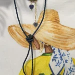 Colar Fio de Seda Trançado Longo com Dois Pingentes Pedra Coração Mini