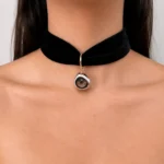 Lenço Veludo Preto com Pingente