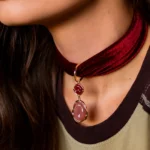 Lenço Veludo com Pingente de Pedra Resinada Rose e Burgandy