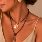 Colar de Couro com Pingente de Chapa Dourada