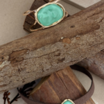 Conjunto de Bracelete Duplo e Colar de Couro com Pedra Resinada Verde Translúcido