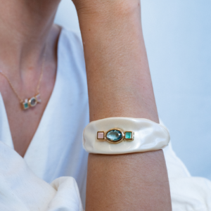 Bracelete de Resina com Pedras de Cristais