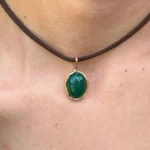 Colar Couro com Pingente Pedra Resinada Verde