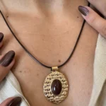 Colar couro com Pingente Ouro e Pedra Oval em Resina Marrom