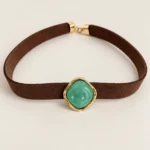 Colar de Couro  com Pedra Verde Translúcida